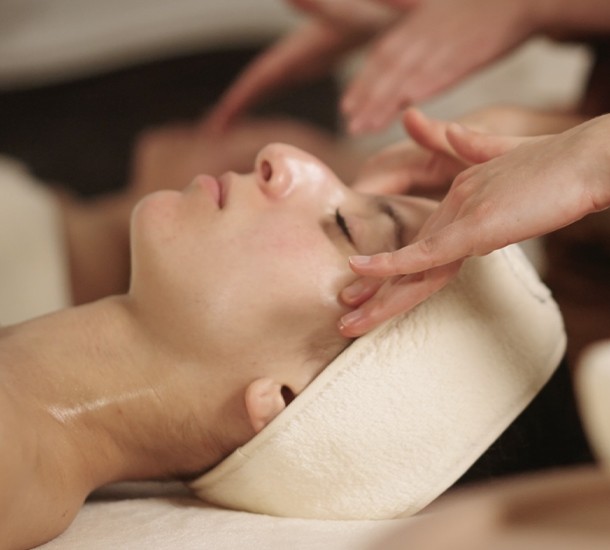 Femme recevant un massage du visage pendant la formation Révision des acquis Méthode LB Facialistes©
