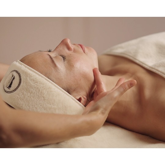 LB bespoke facial massage with personalised morphofacial diagnosis by an expert facialist