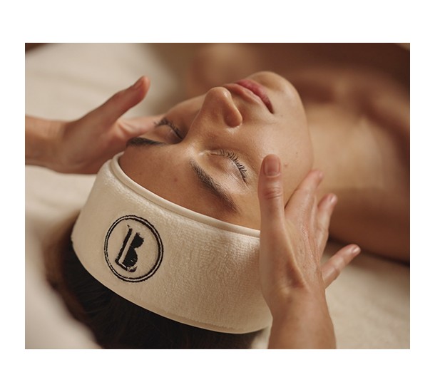 Exceptional LB bespoke facial massage performed by a facialist using Kobido techniques and a personalised morphofacial diagnosis