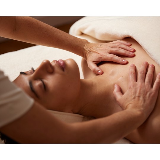 massage cou decolleté facialiste lissage anti age peau