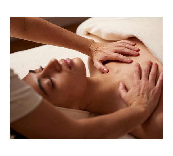 neck and décolleté massage, facialist, smoothing anti-aging treatment, skin firming, skin texture refinement