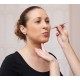 Facialiste réalisant un diagnostic morphofacial sur le visage d'une cliente