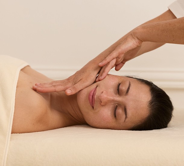 formation massage visage enveloppant et sculpant qui apporte de l'éclat au visage