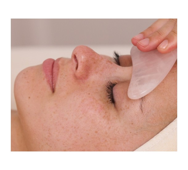 LB Customized Facial Massage: Facialist diagnosis & expertise