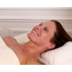 Femme allongée sur une table de massage souriante et détendue pendant un massage du visage Méthode LB Facialistes