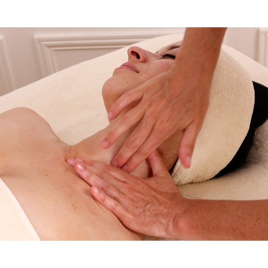 Neck & Décolleté Massage: Anti-Aging Expert Treatment | LB Facialistes