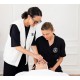 Formatrice ajustant la technique de massage facialiste d'une élève sur un modèle