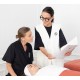 Formatrice Delphine Langlois regardant un book de formation avec une élève lors de la formation privée sur mesure