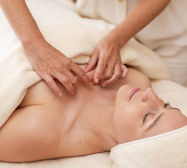 Massage du cou et du décolleté en institut