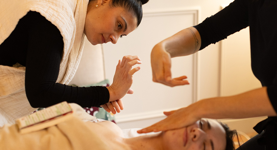 SE RECONVERTIR DANS LE FACIALISME : PAR OÙ COMMENCER QUAND ON VEUT CHANGER DE VOIE ?