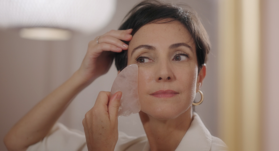 DANS LA TROUSSE BEAUTÉ DE DELPHINE LANGLOIS : LE GUA SHA, UN INDISPENSABLE BEAUTÉ